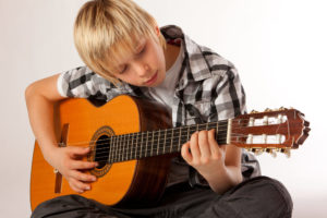 Read more about the article Nauka gry na instrumentach: gitara, pianino, skrzypce, keyboard – wiek 7-15 lat